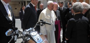 Pope Francis’ 1,585cc Harley-Davidson Dyna Super Glide sold for €241,500 (approximately $327,000) as part of Bonhams’ Les Grandes Marques du Monde sale.
Photo: ©L’Osservatore Romano
